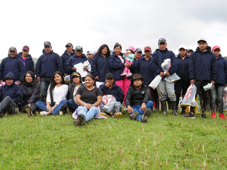 Recolectores de mortiño reciben indumentaria para mejorar sus condiciones de trabajo