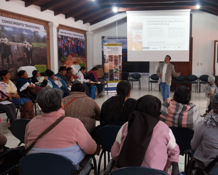 Mujeres fortalecen sus conocimientos financieros sobre cajas de ahorro en Cotacachi