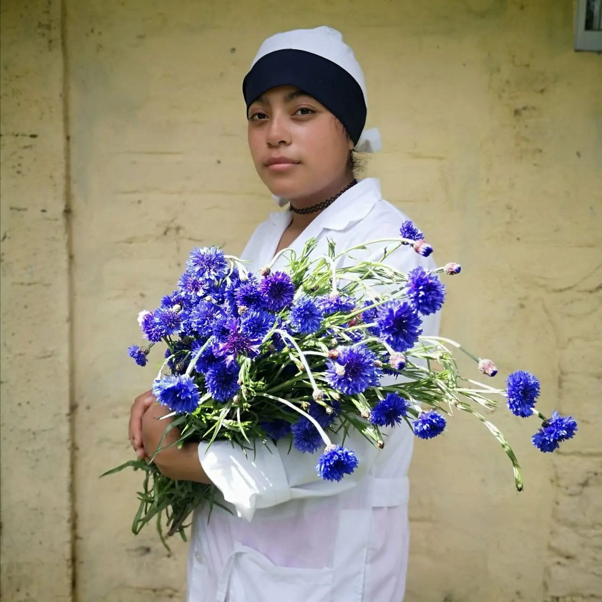 Joven productora con flores de aciano