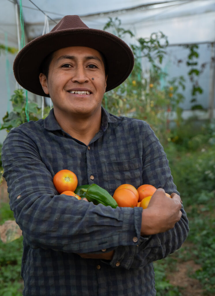 Joven productor de APAOEC con cítricos