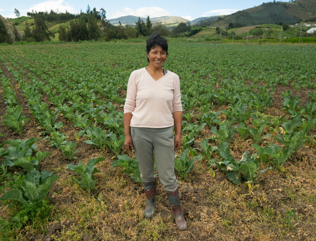 Productora de ARKO en campo de hortalizas
