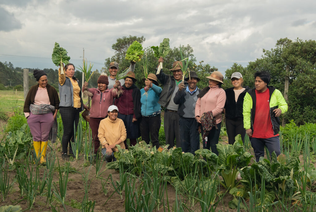 Integrantes de ASOPRAGMA en el campo