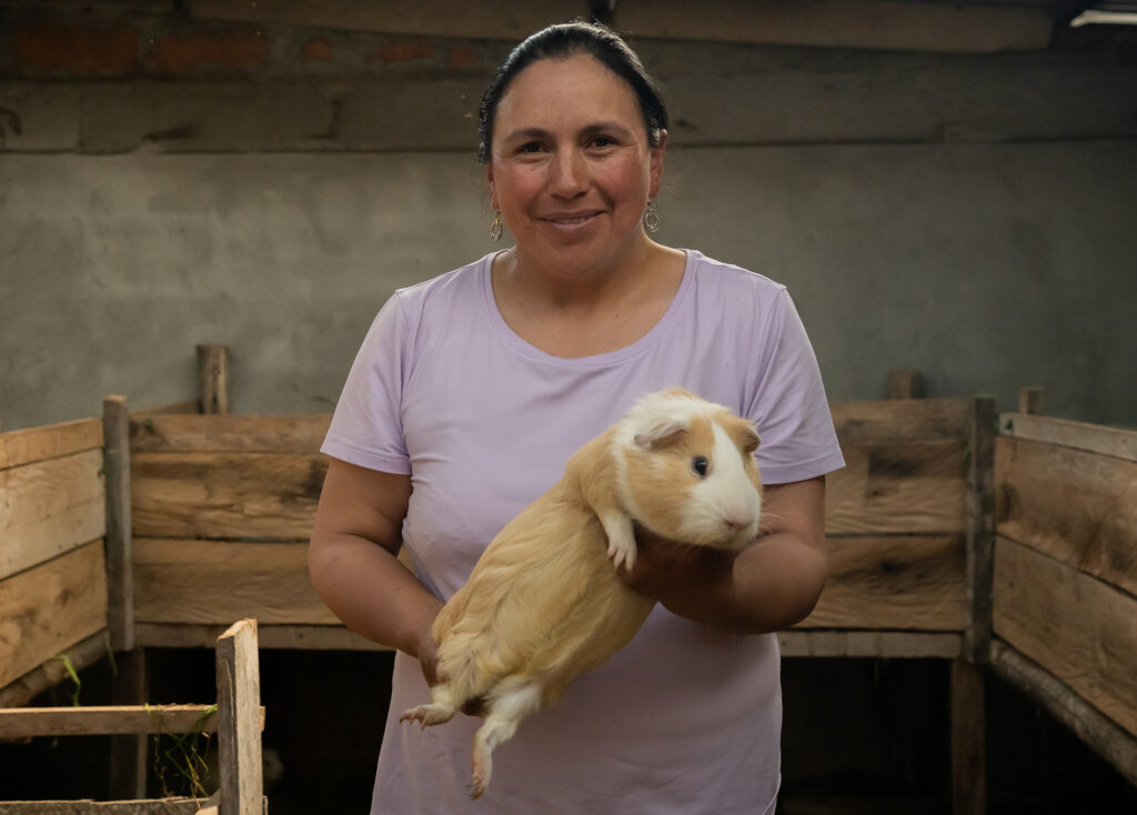 Productora de Honorato Vásquez con un cuy