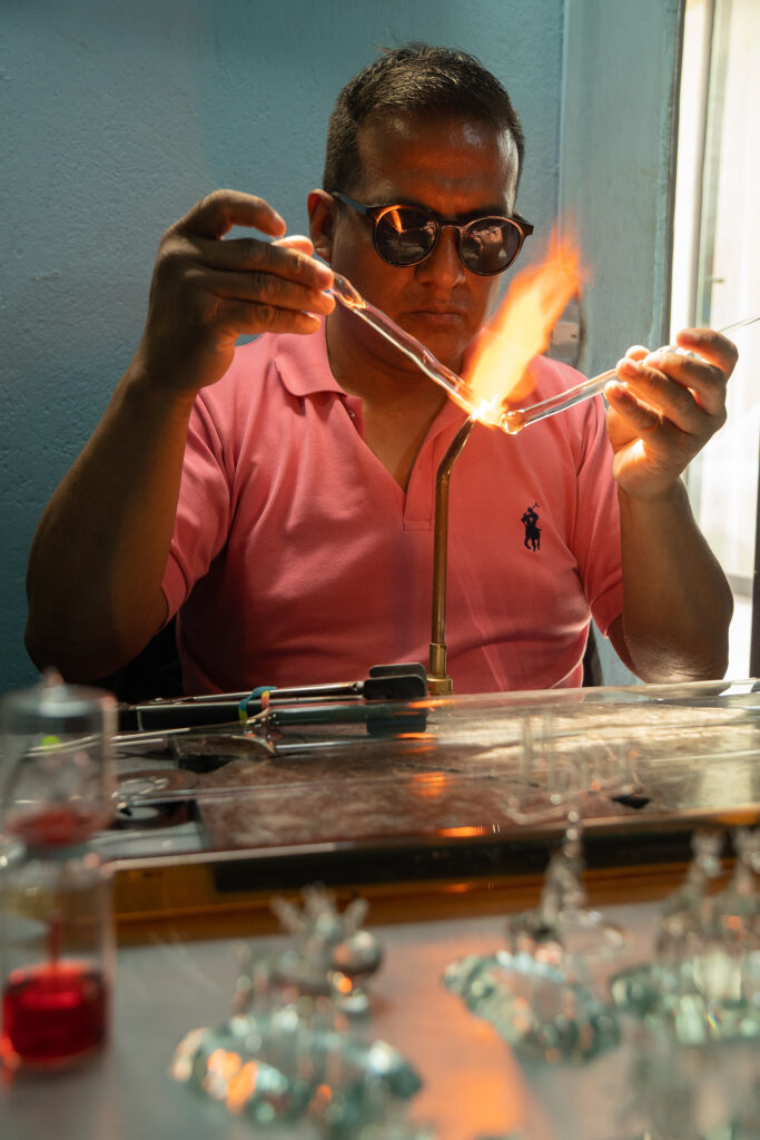Artesano de IMEF trabajando el vidrio