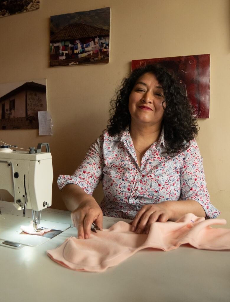 Emprendedora de Libera en su taller de costura